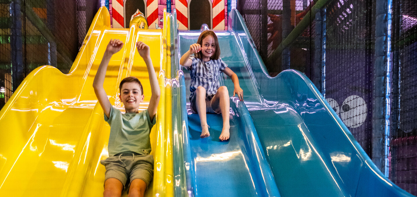 Rutschen im Indoor-Spieleparadies des Familienhotel Lacknerhof